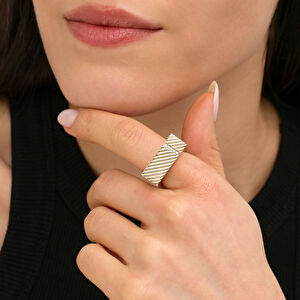 Maya 14 Ayar Altın Dikdörtgen Formlu Taşlı Yüzük