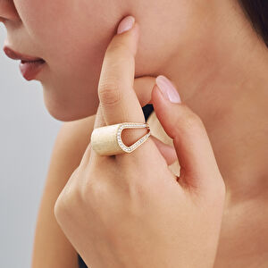 14 Ayar Altın Fırçalı Yüzeyli Taşlı Yüzük