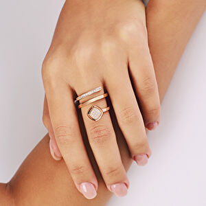 14 Ayar Altın Üçlü Görünümlü Kare Formlu Taşlı Yüzük