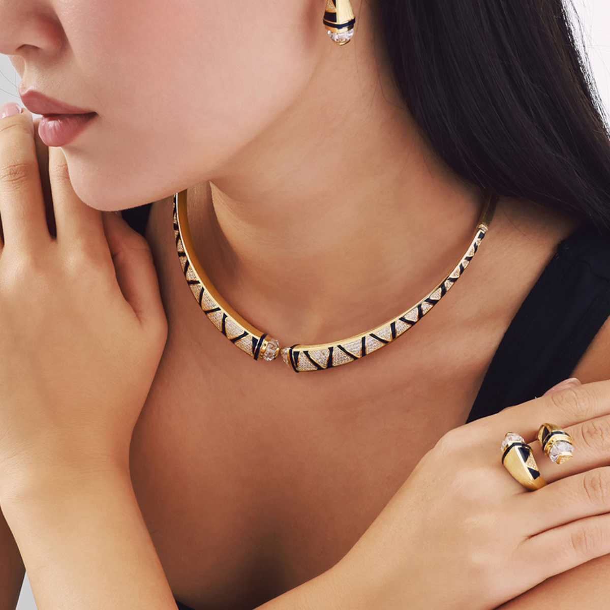 14 Ayar Altın Siyah Mineli Taşlı Choker Kolye