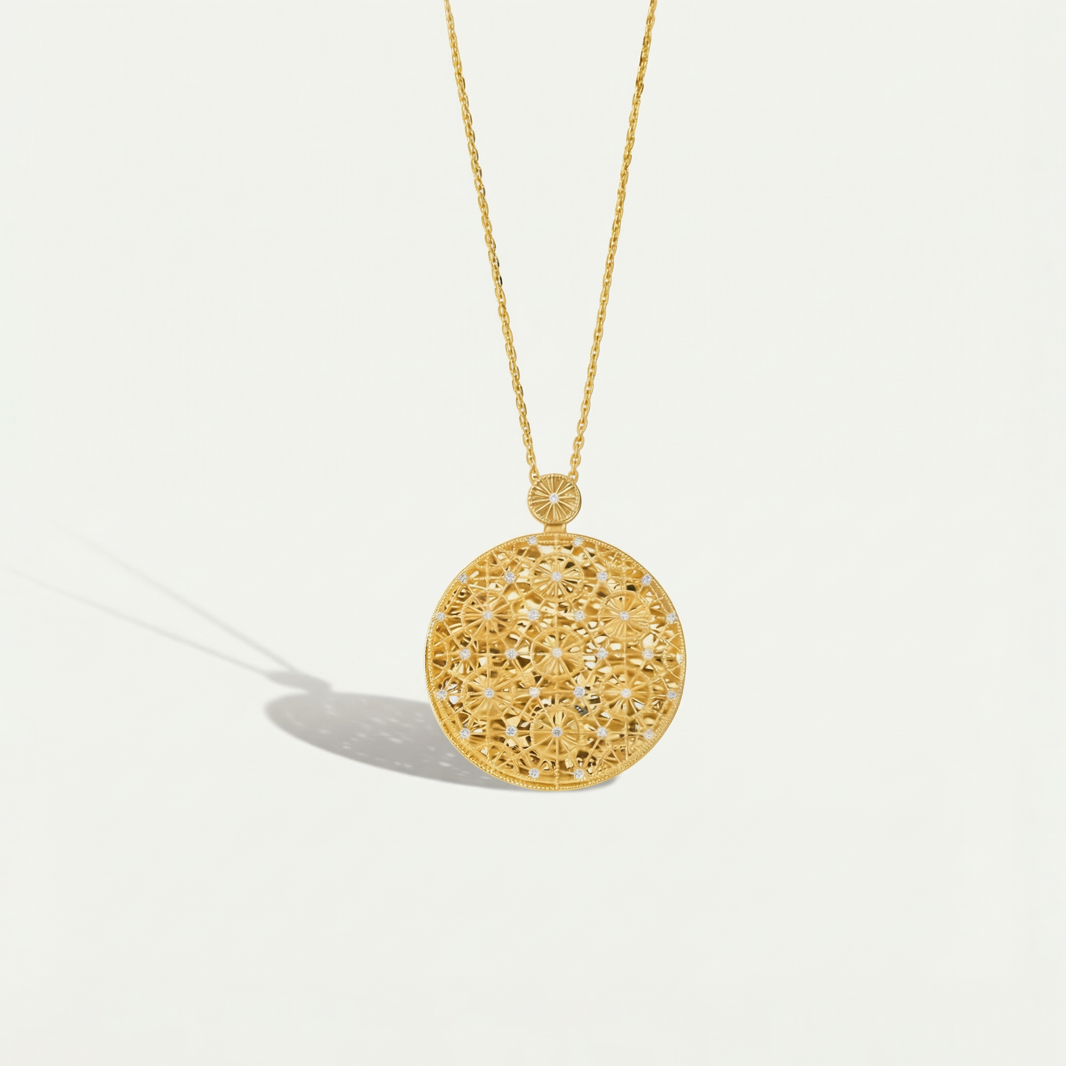 14 Ayar Altın Dantel İşlemeli Yuvarlak Kolye
