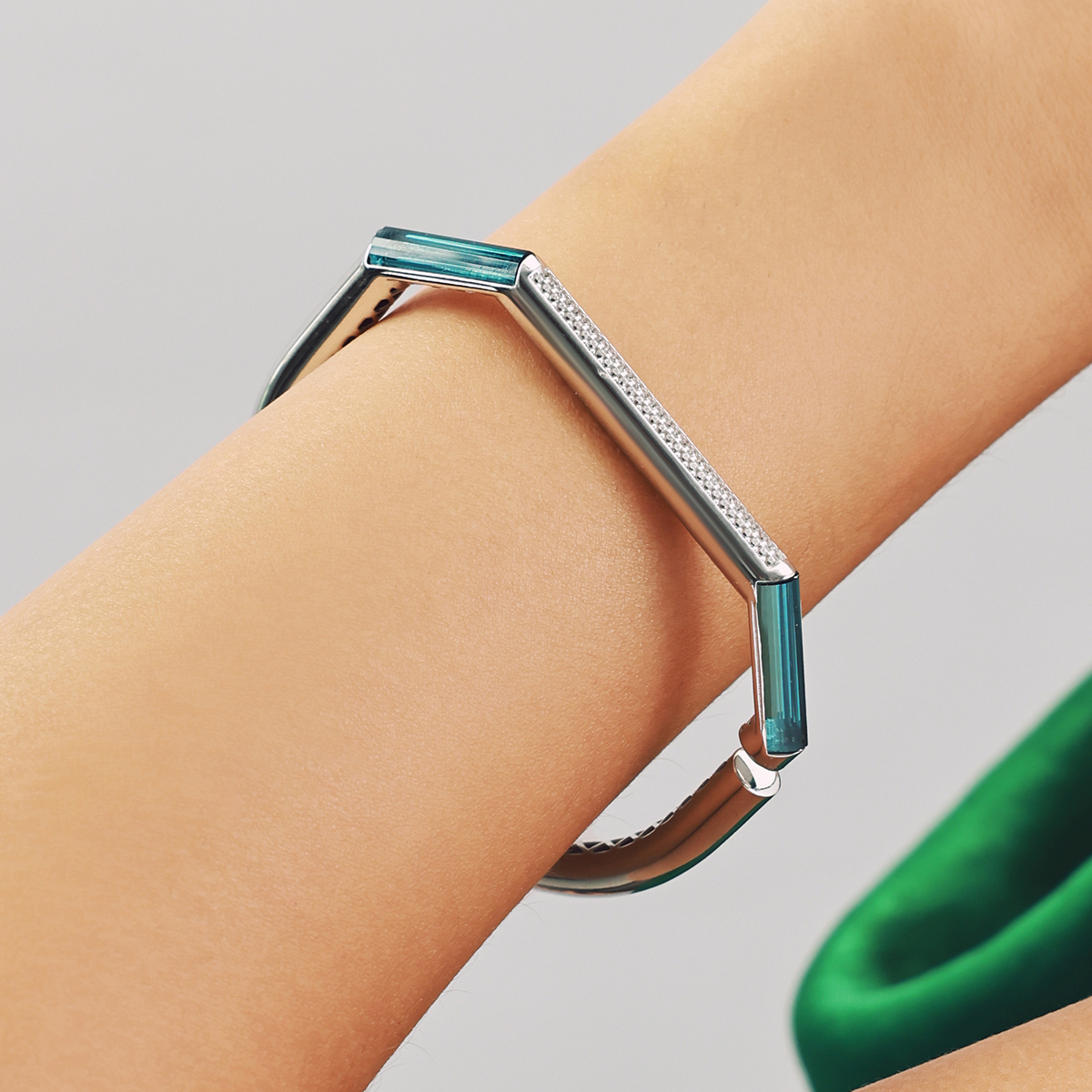 Baget 14 Ayar Beyaz Altın Mavi Taşlı Kelepçe