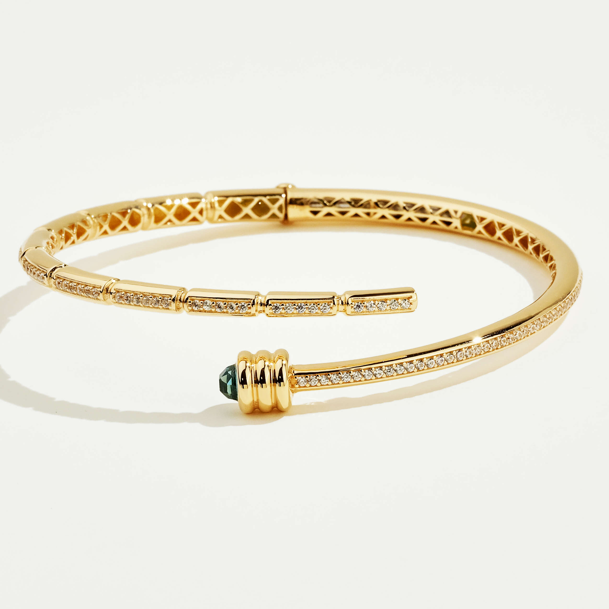 Vega 14 Ayar Altın Minimal Mavi Taşlı Kelepçe