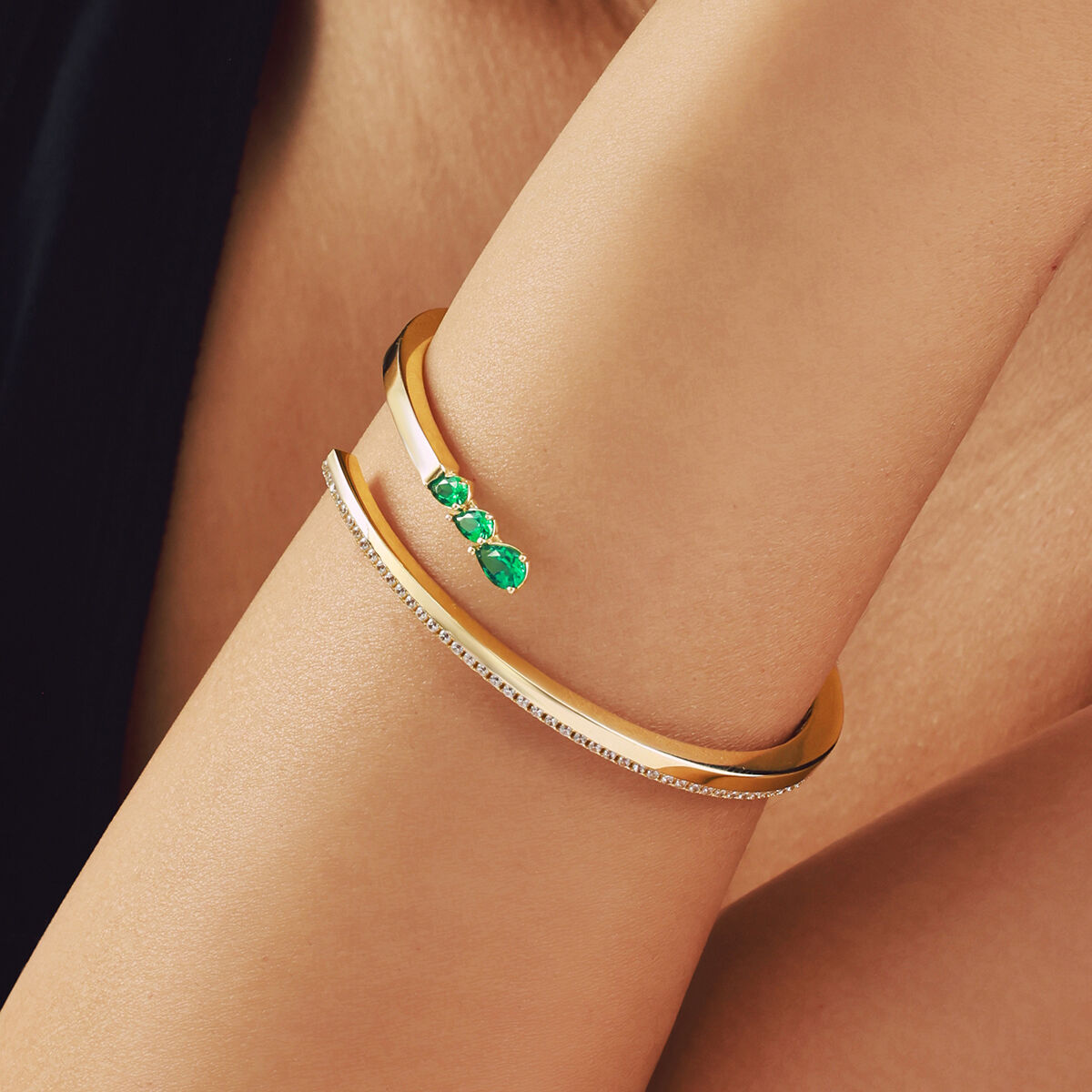 14 Ayar Damla Formlu Yeşil Taşlı Kelepçe