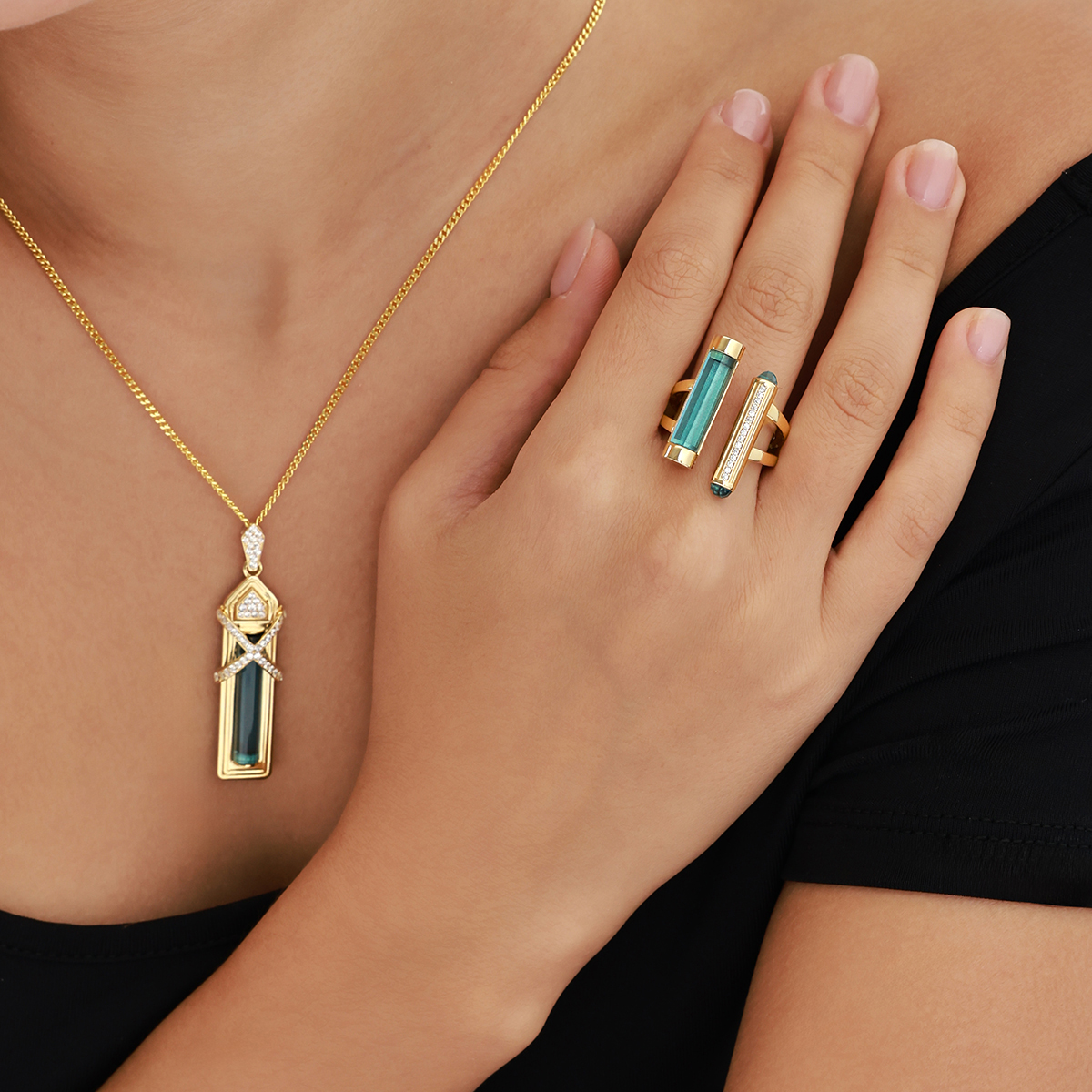 Baget 14 Ayar Altın Çapraz Detaylı Mavi Taşlı Kolye