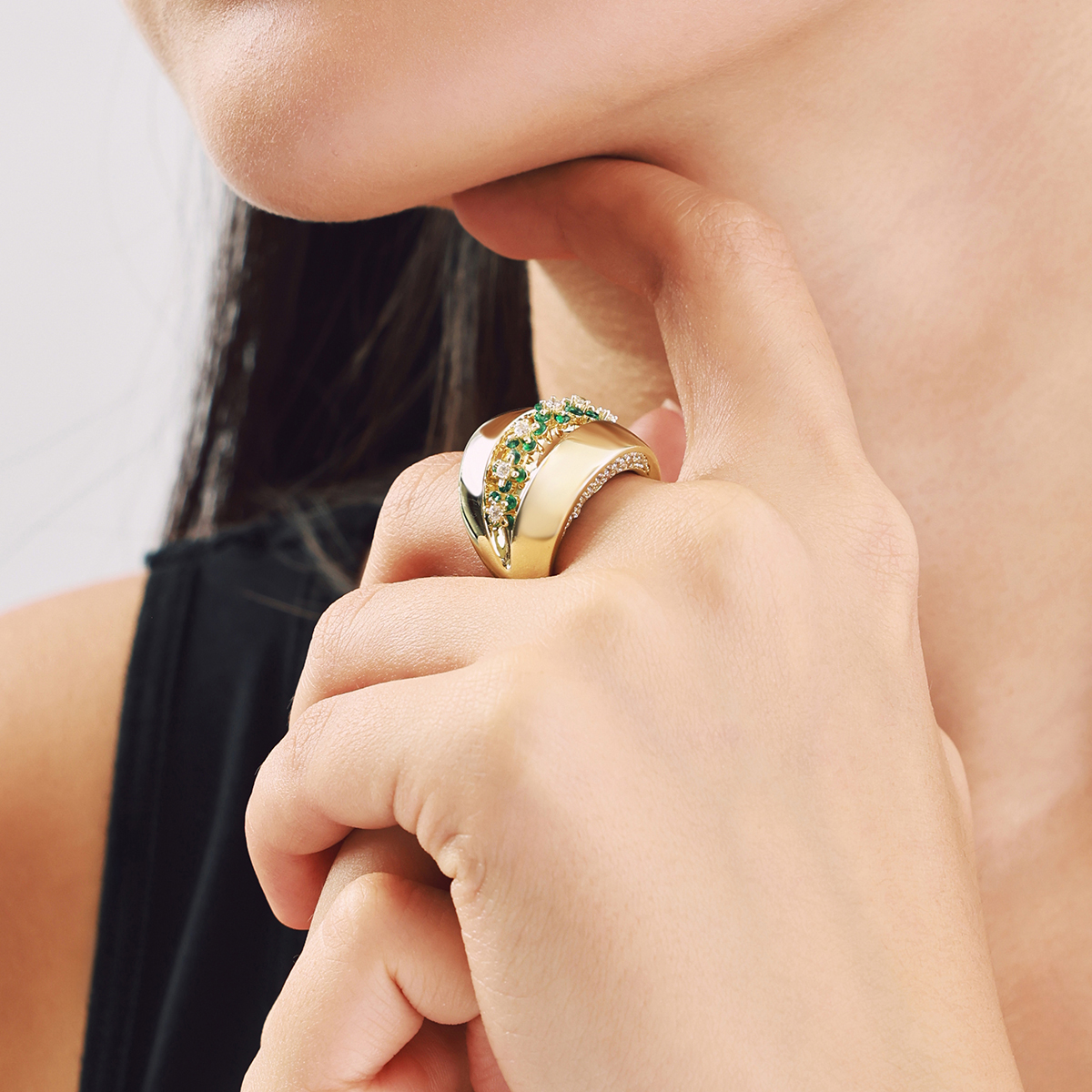 14 Ayar Altın Çiçek Motifli Yeşil ve Beyaz Taşlı Yüzük