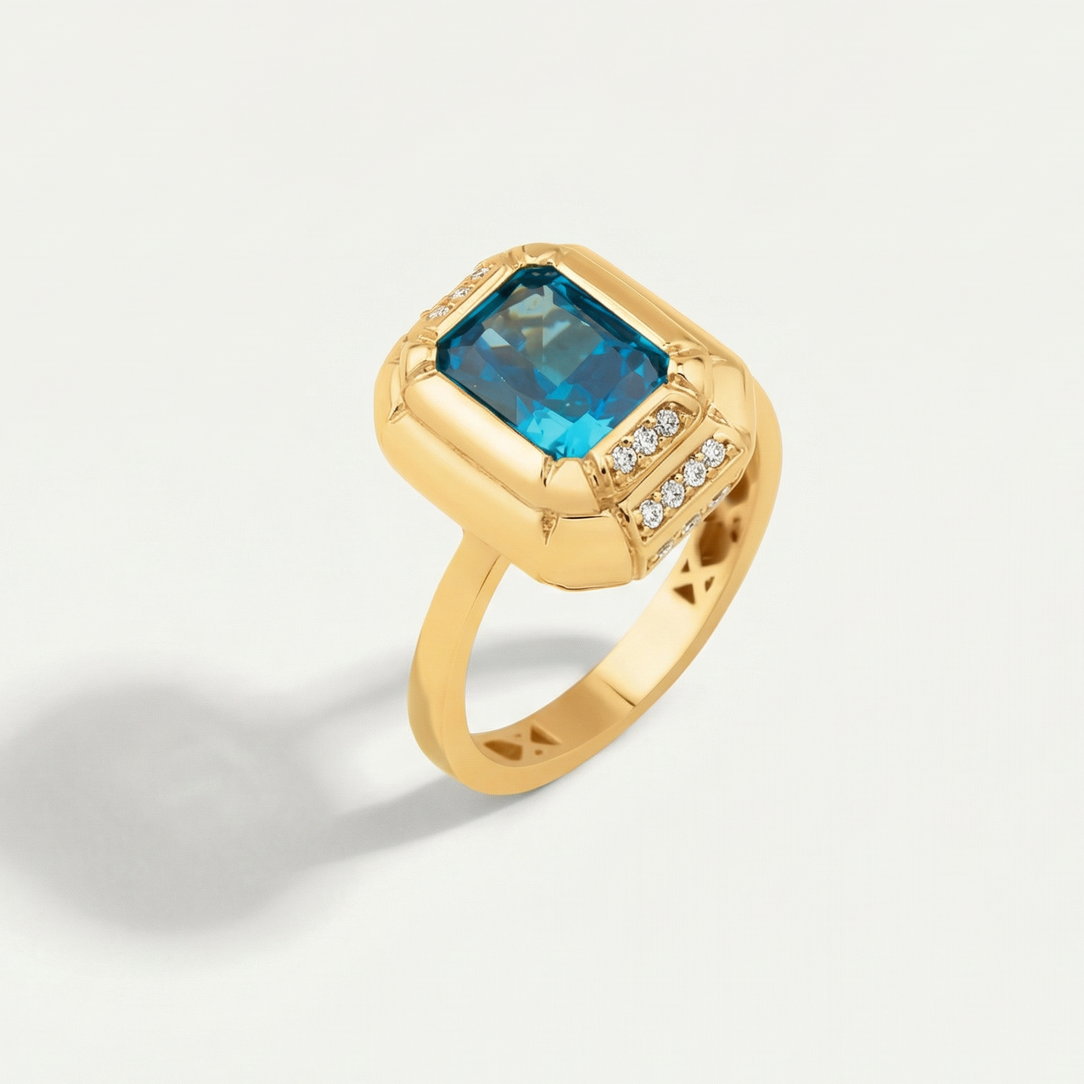 14 Ayar Altın Köşeli Mavi Taşlı Yüzük