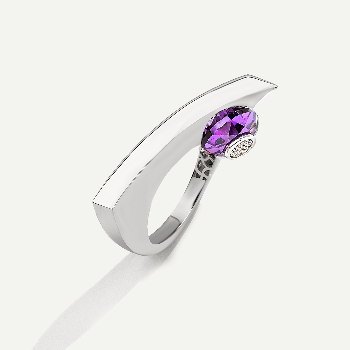 Bonbon 14 Ayar Beyaz Altın Mor Taşlı Yüzük