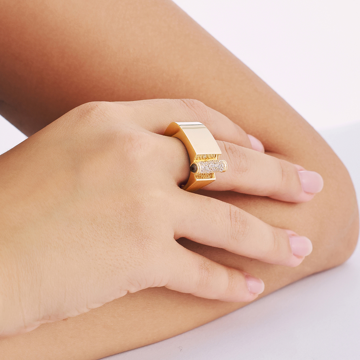 Vega 14 Ayar Altın Silindir Formlu Taşlı Yüzük