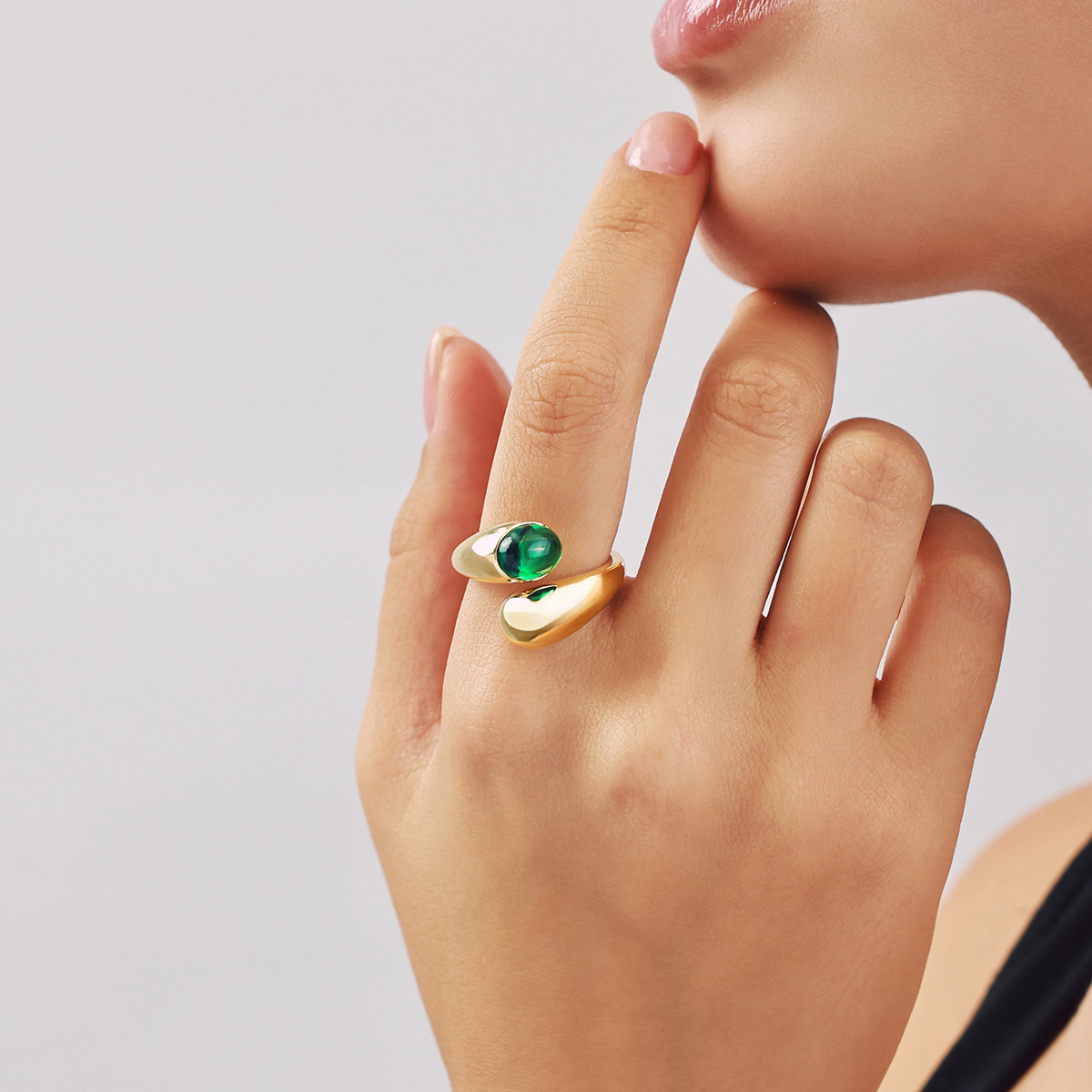 Vega 14 Ayar Altın Açık Formlu  Yeşil Taşlı Yüzük