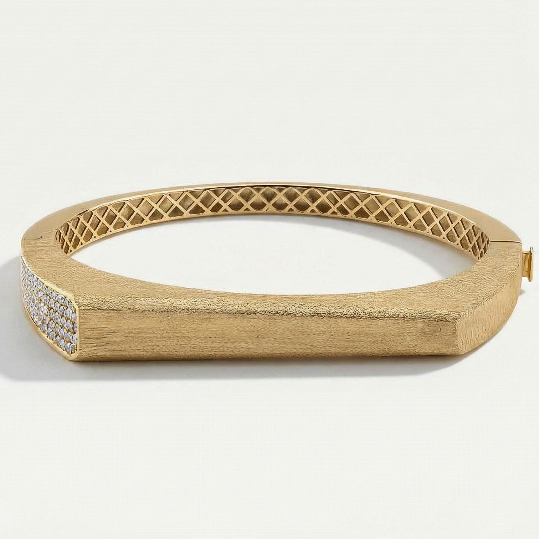 Vega 14 Ayar Altın Mat Yüzeyli Yanları Taşlı Kelepçe