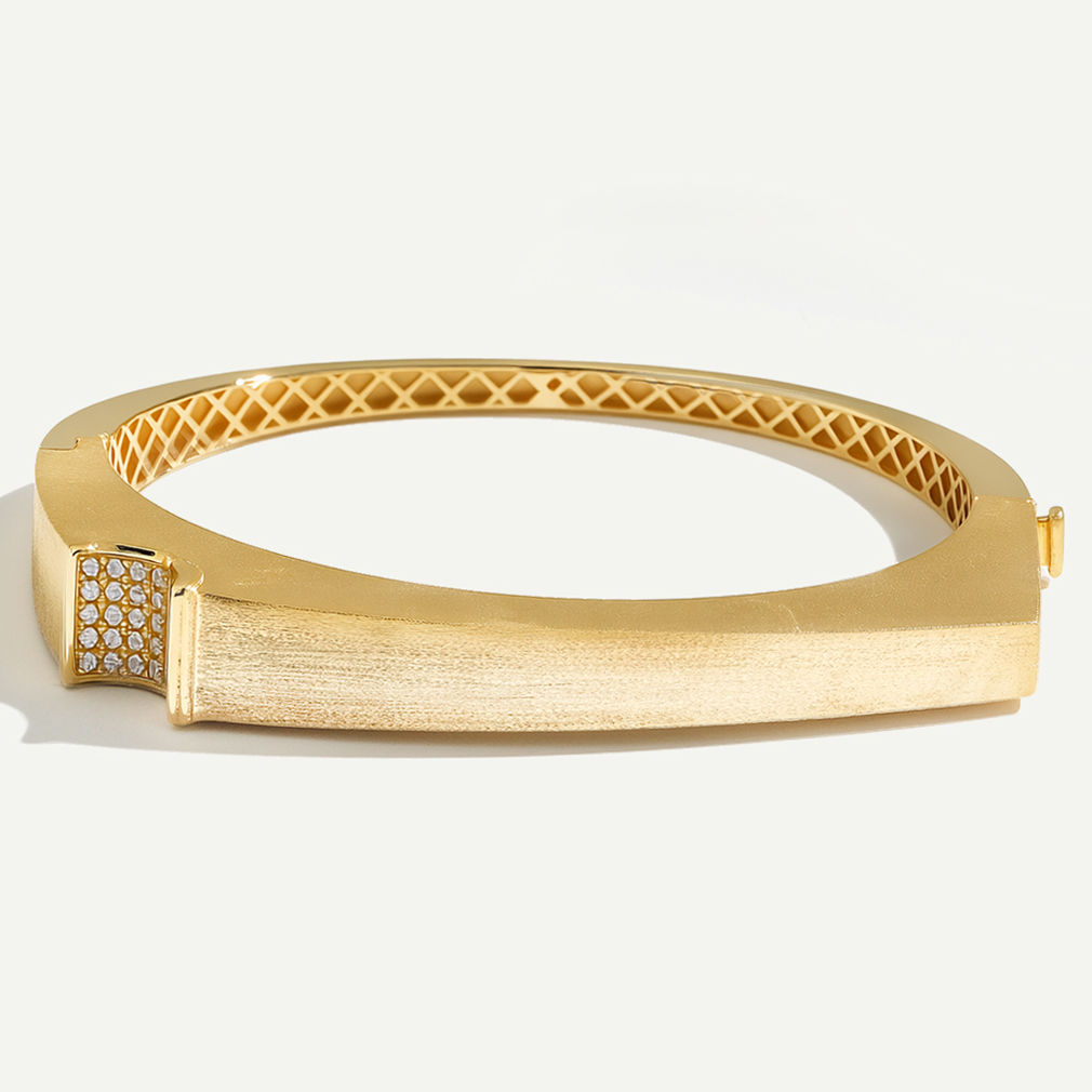 Vega 14 Ayar Altın Mat Yüzeyli Taşlı Kelepçe