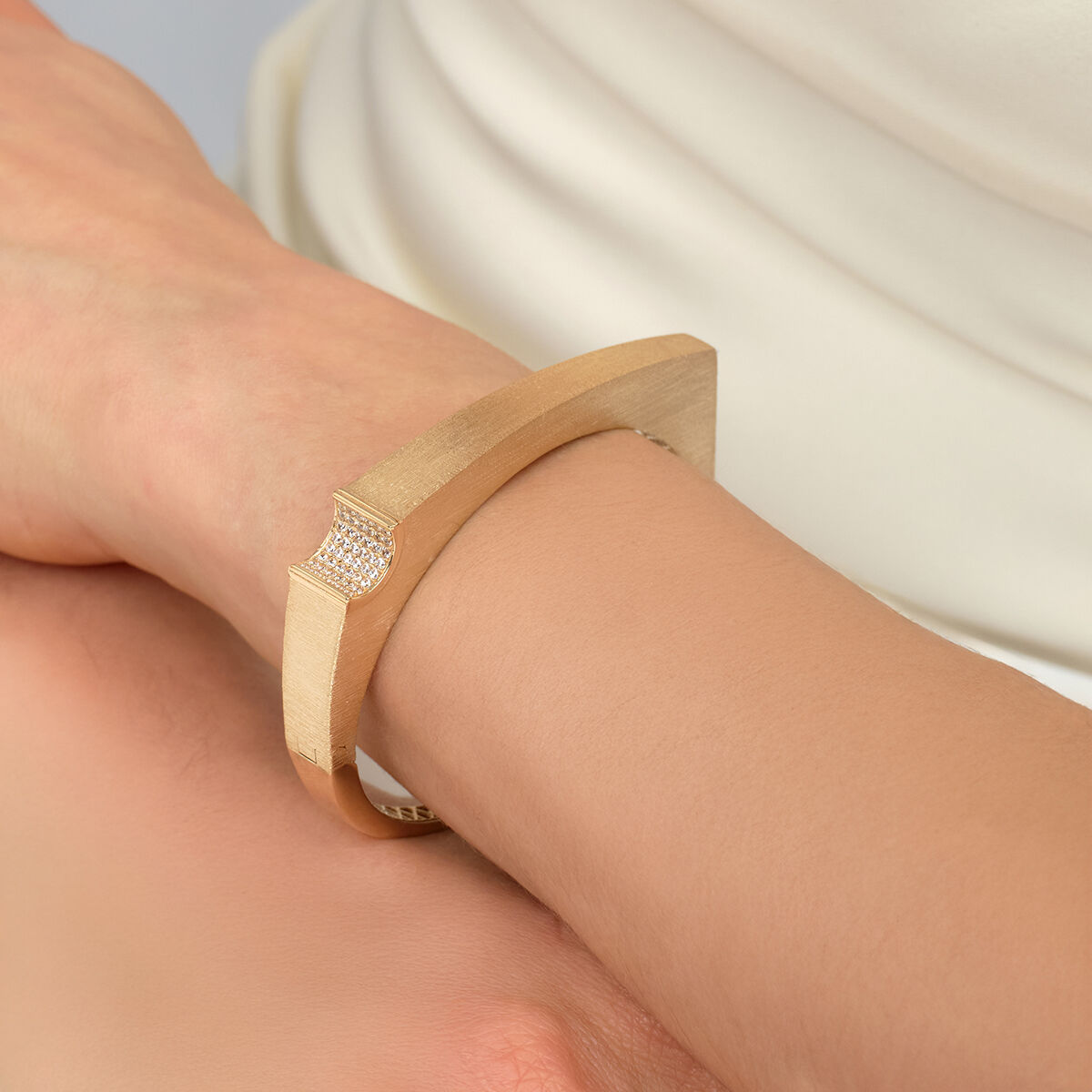 Vega 14 Ayar Altın Mat Yüzeyli Taşlı Kelepçe