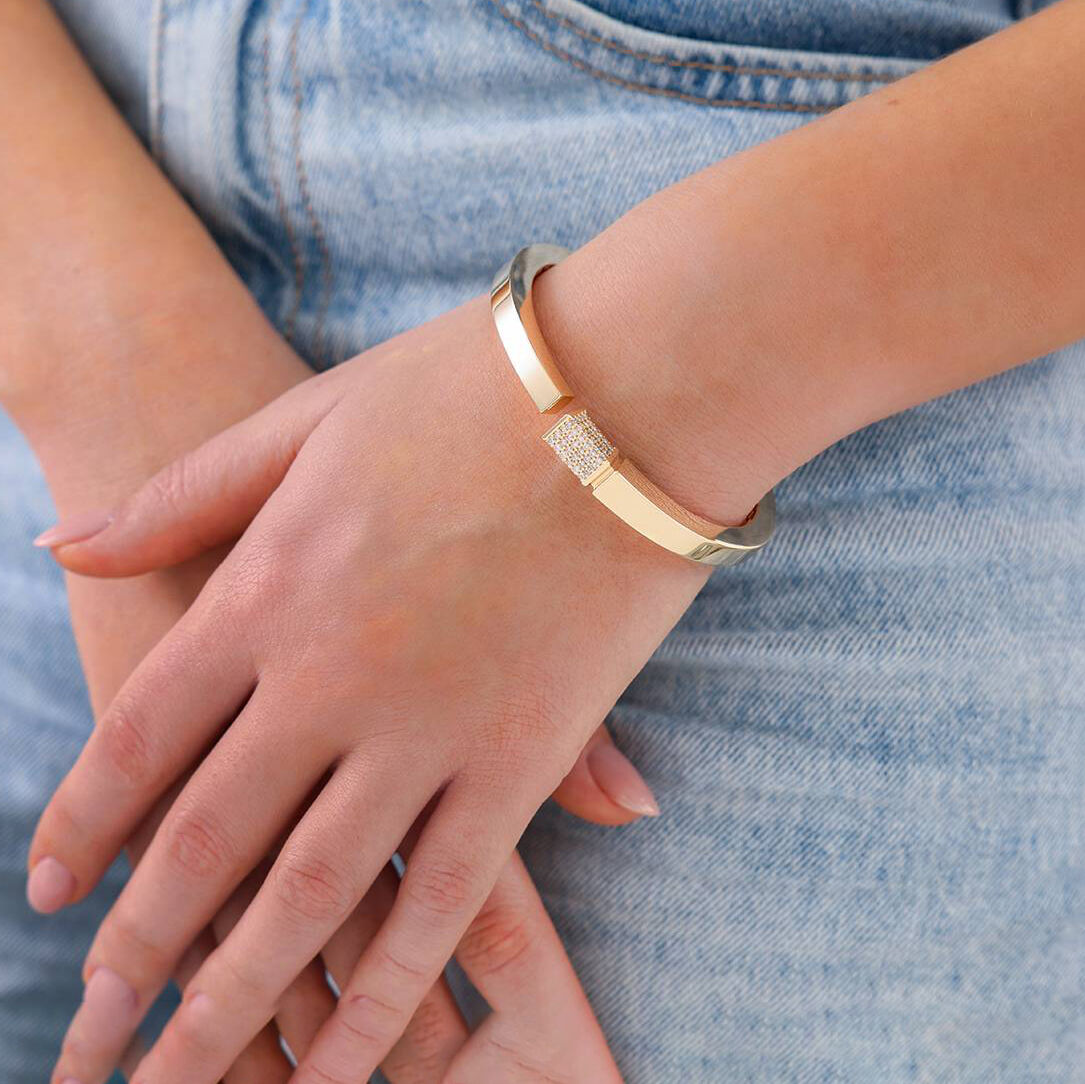 Vega 14 Ayar Altın Ucu Taşlı Kelepçe