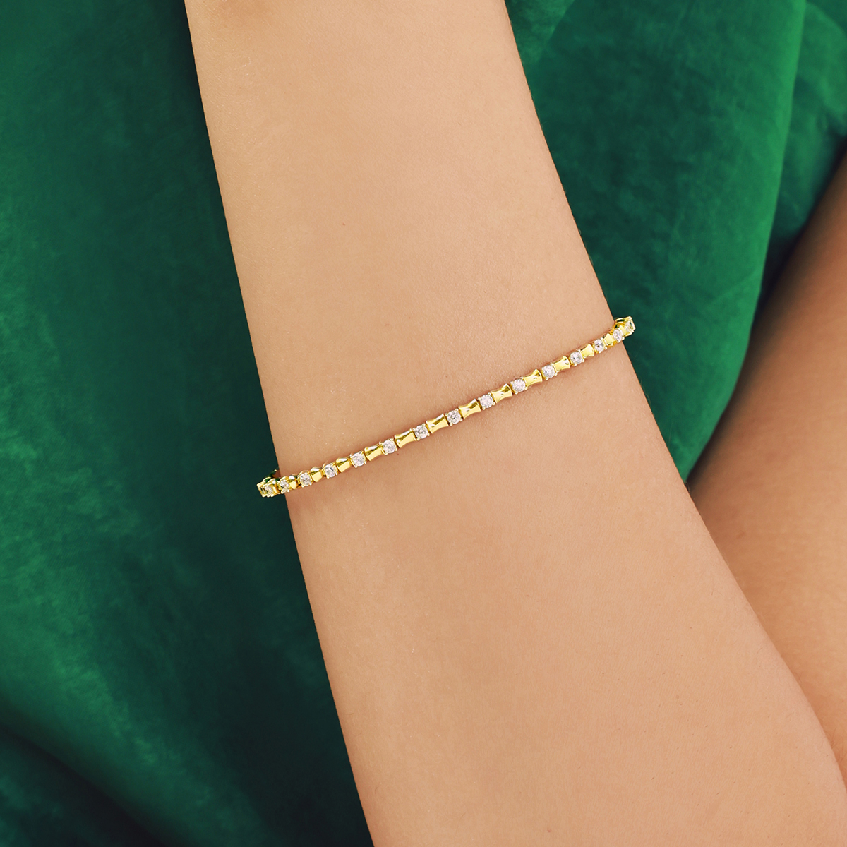 14 Ayar Altın Sıralı Taşlı Minimal Kelepçe