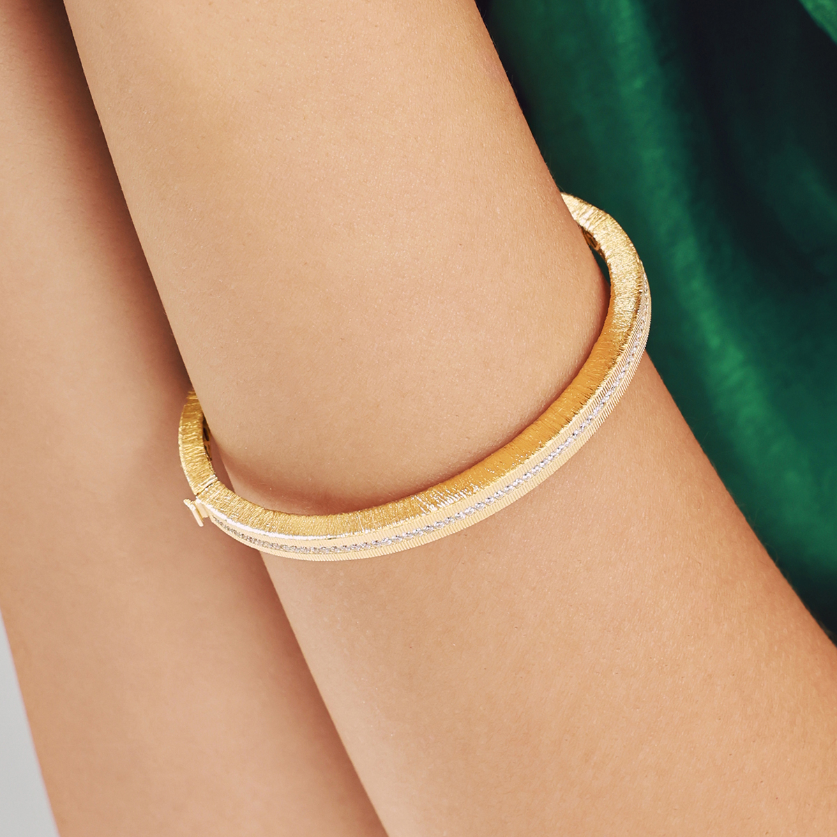 14 Ayar Altın Minimal Mat Yüzeyli Taşlı Kelepçe