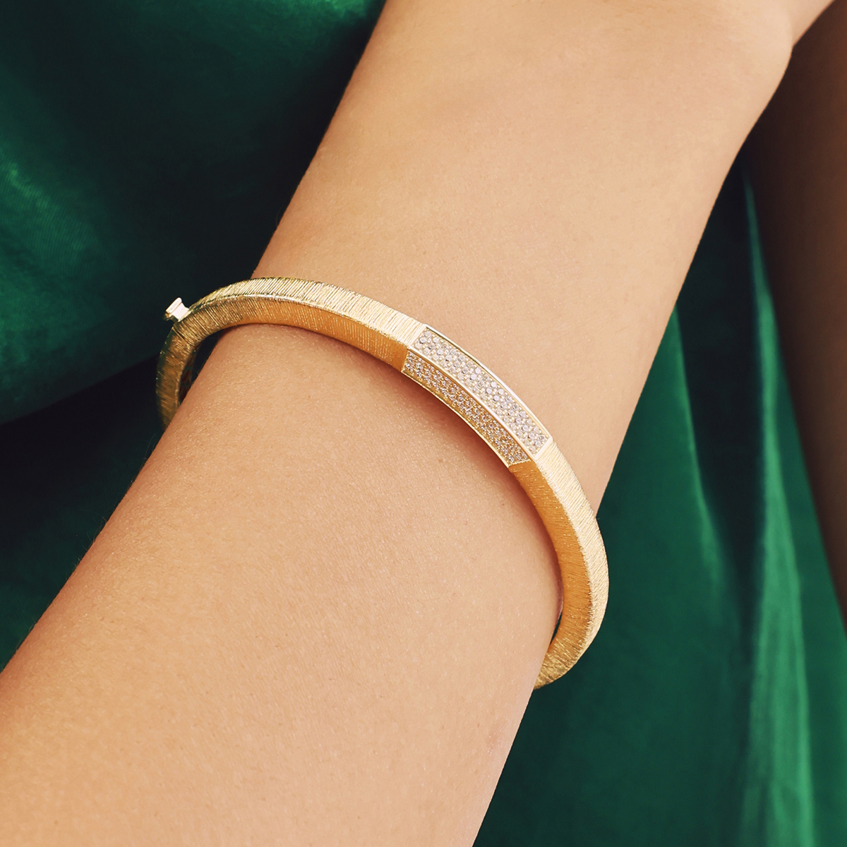 14 Ayar Altın Çizgili Dokulu Dikdörtgen Taşlı Kelepçe