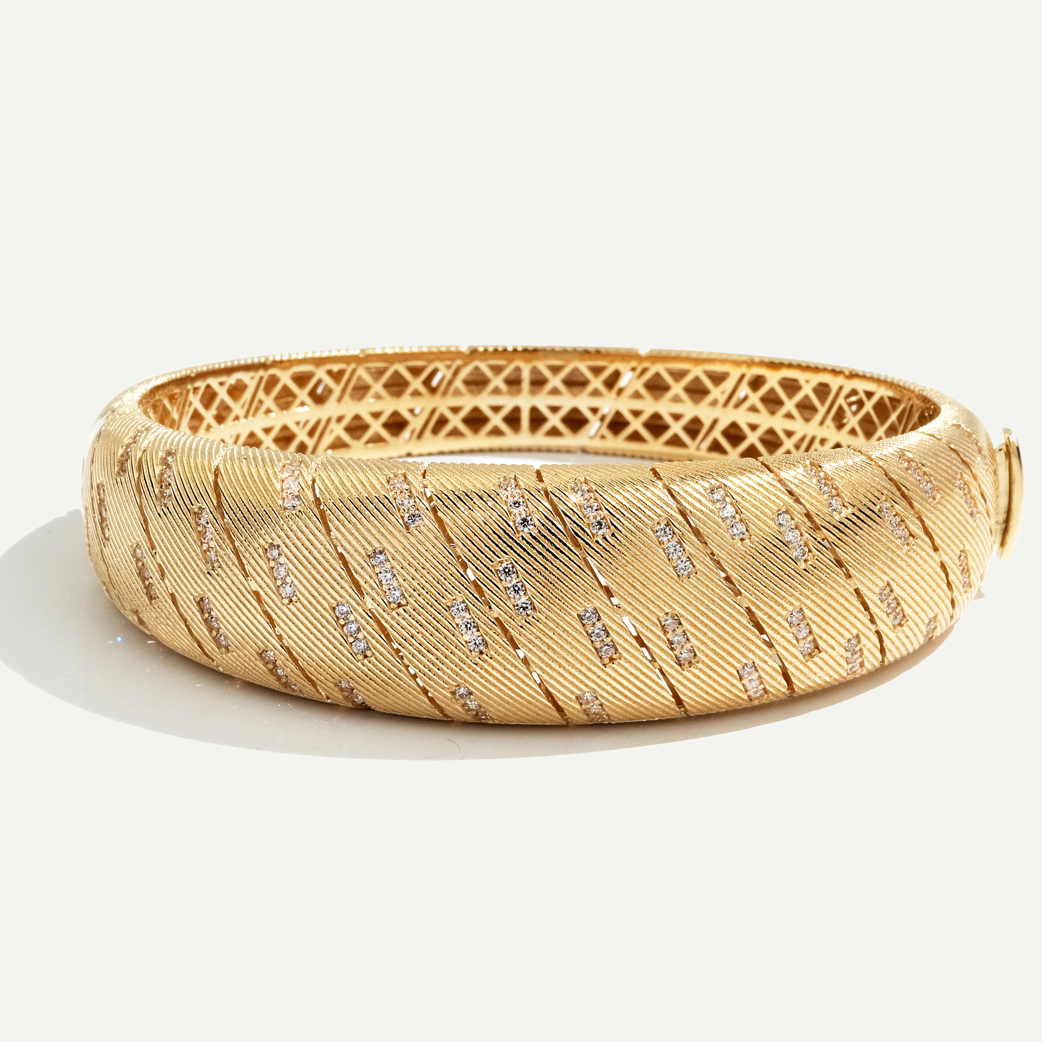 14 Ayar Altın Fırçalı Yüzeyli Taşlı Kelepçe