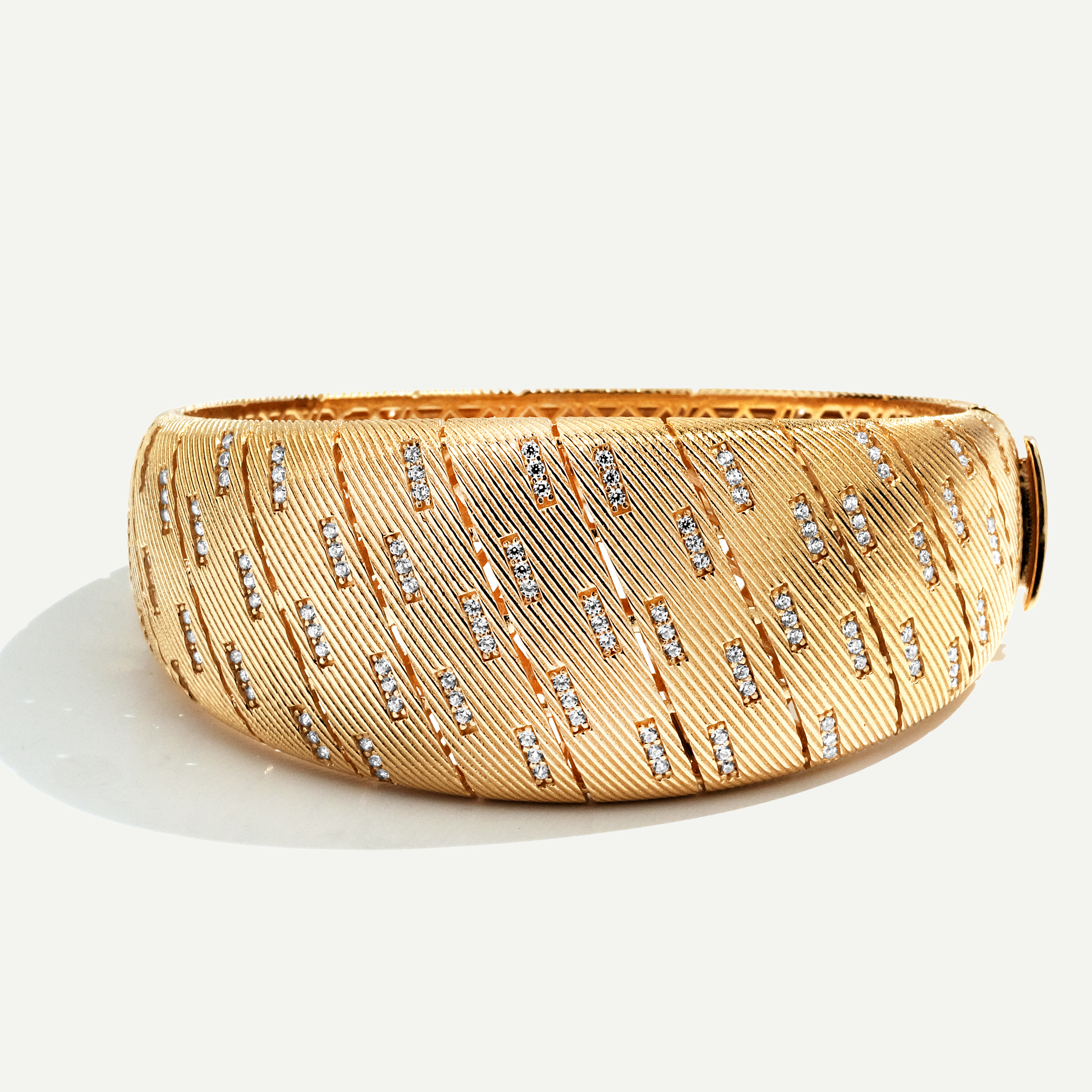 14 Ayar Altın Geniş Formlu Taşlı Kelepçe