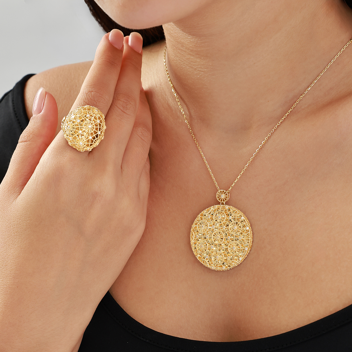 14 Ayar Altın Dantel İşlemeli Yuvarlak Kolye