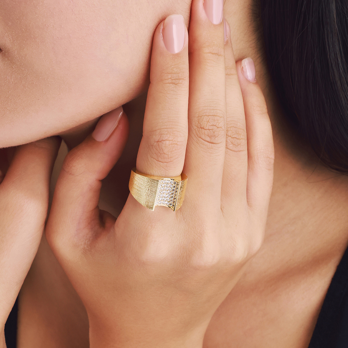 Vega 14 Ayar Altın Mat Yüzeyli Taşlı Yüzük