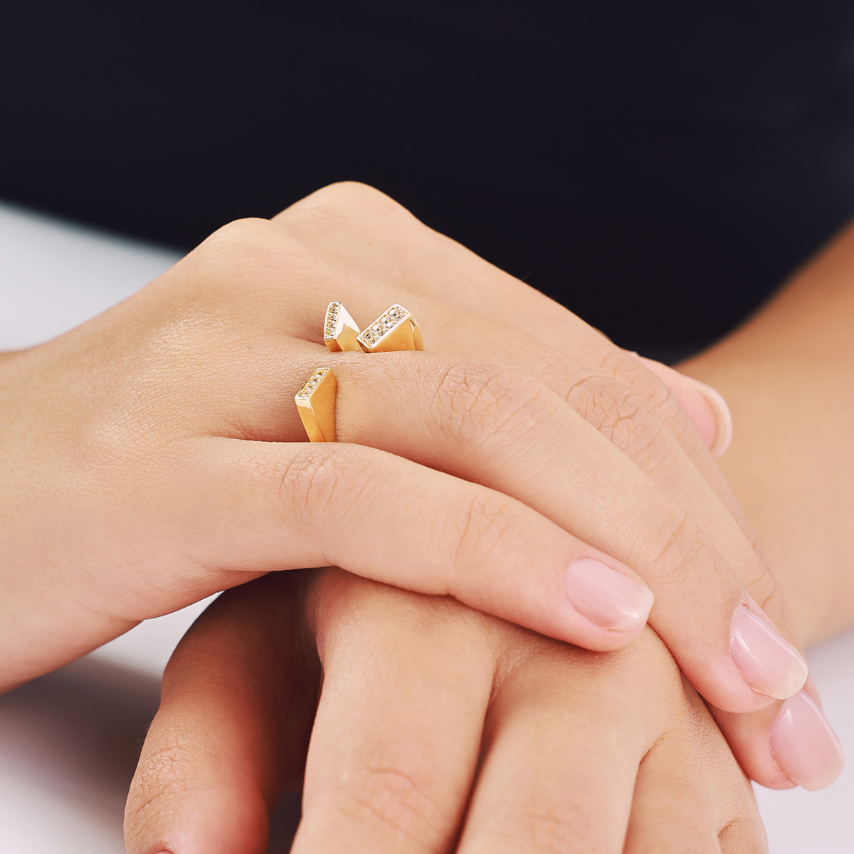 14 Ayar Altın Üç Detaylı Açık Formlu Taşlı Yüzük