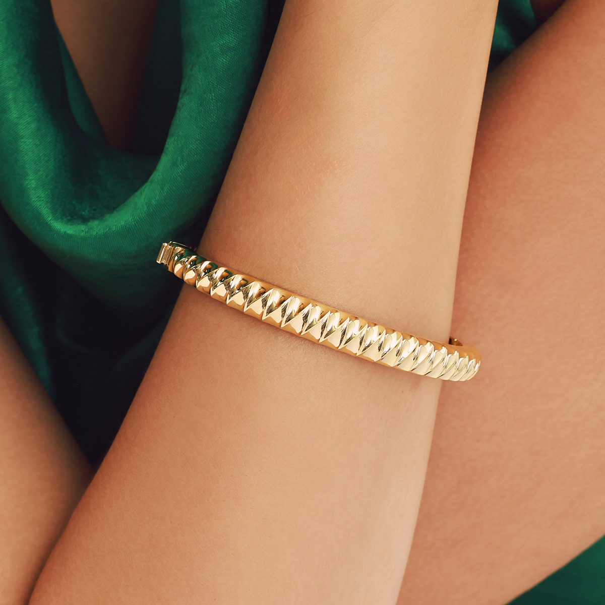 Maya 14 Ayar Altın Yiv Desenli Kelepçe