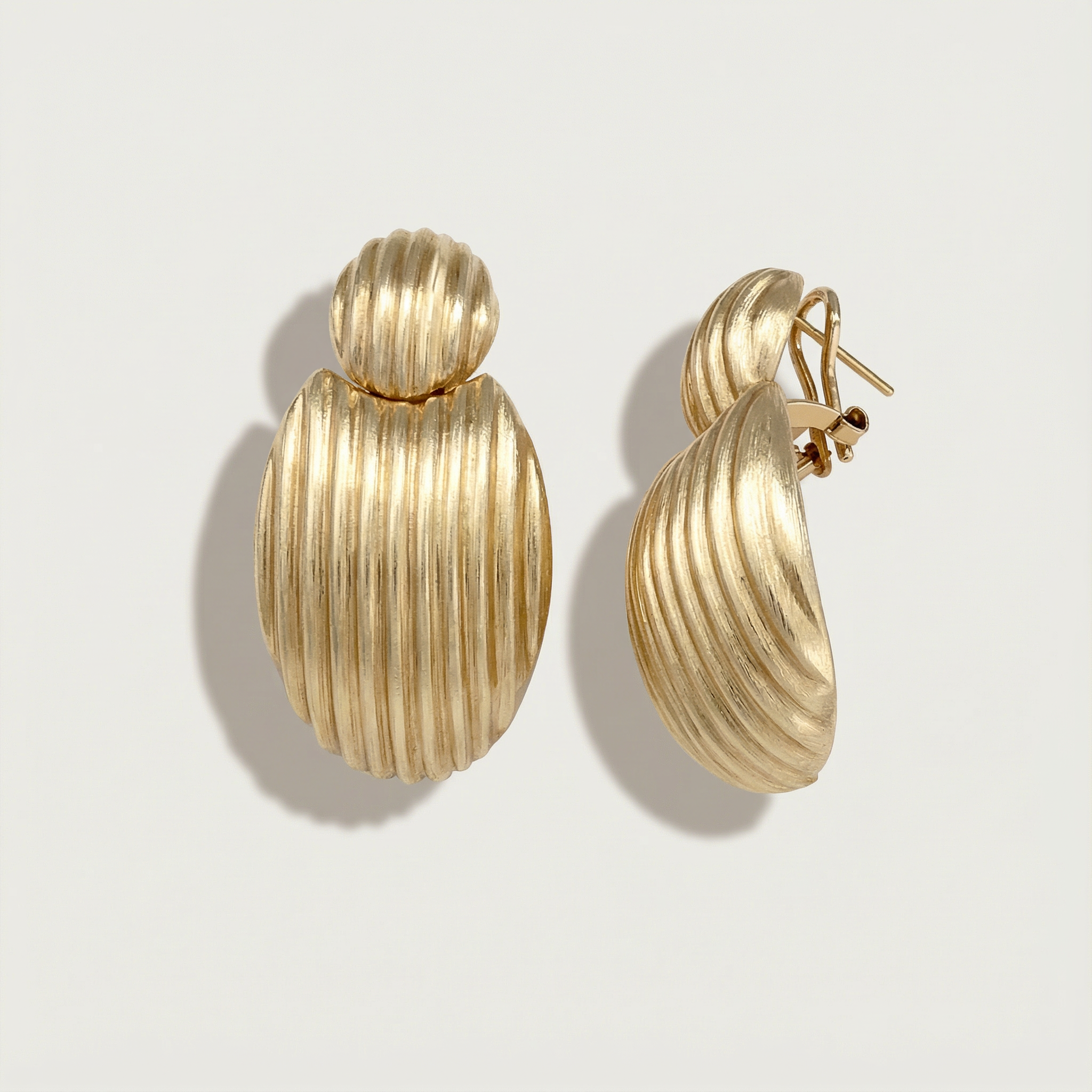 Maya 14 Ayar Altın Çizgi Detaylı Oval Küpe