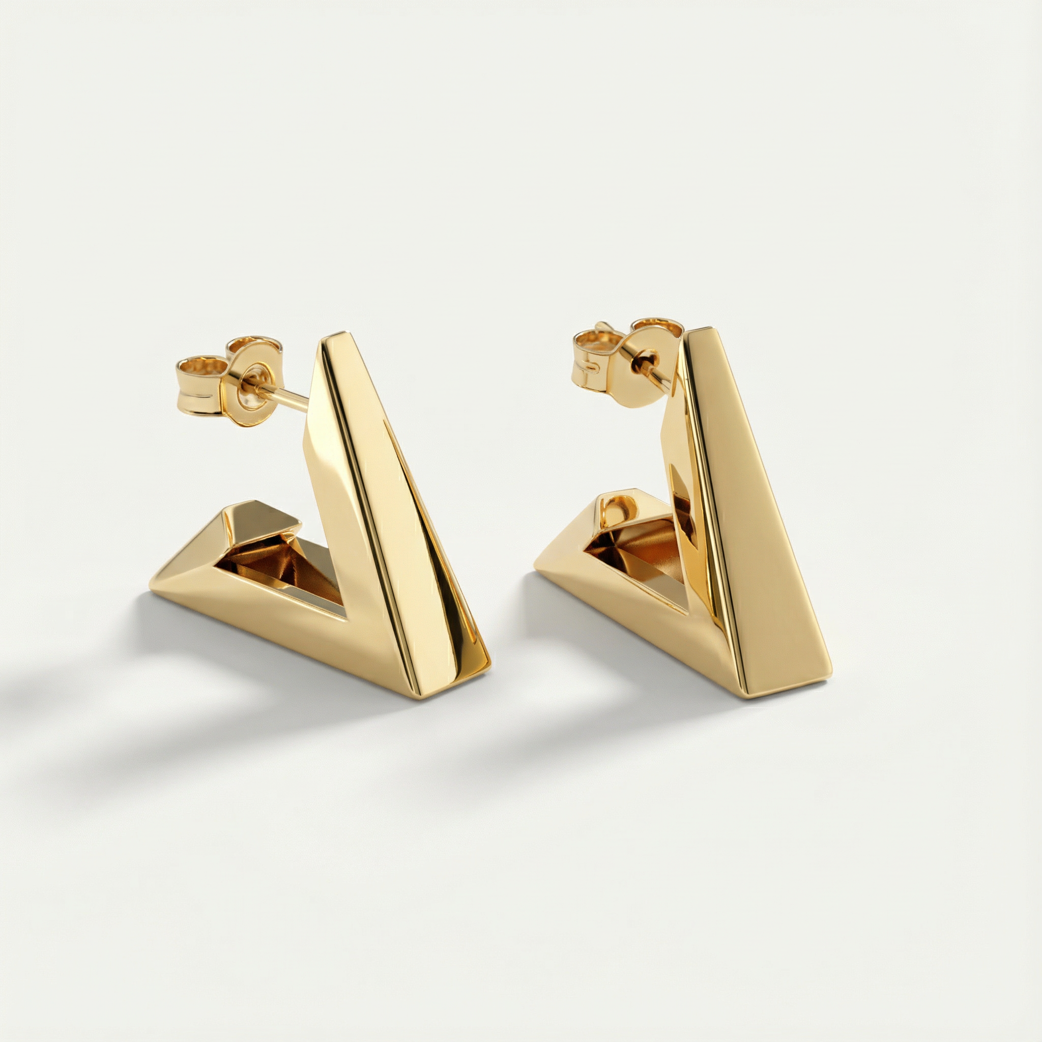 14 Ayar Altın Üçgen Formlu Küpe