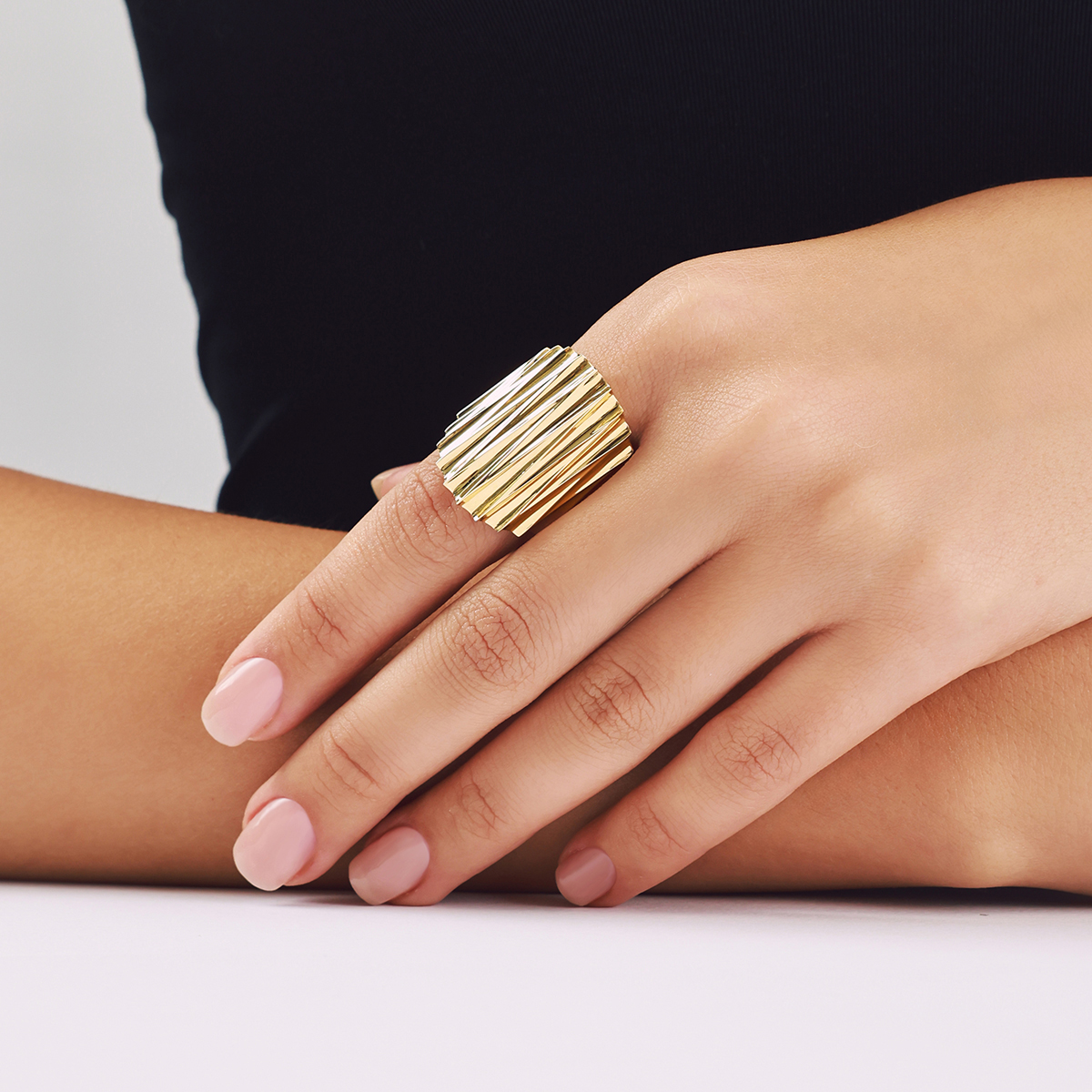 Maya 14 Ayar Altın Keskin Yiv Desenli Yüzük