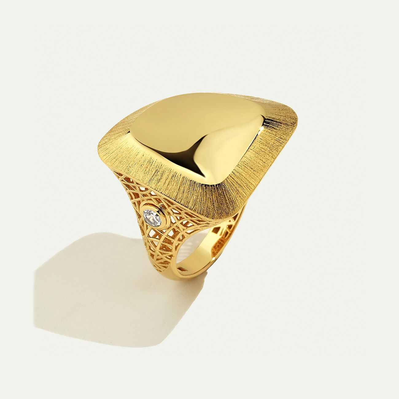 14 Ayar Altın Fırçalı Yüzey ve Kafes İşlemeli Yüzük