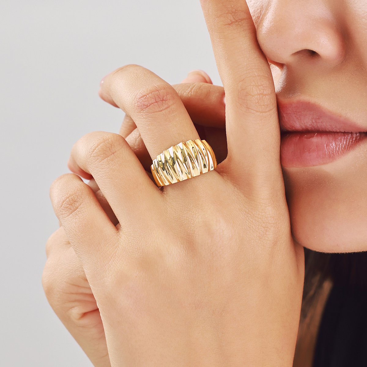 Maya 14 Ayar Altın Çapraz Çizgi Detaylı Yüzük