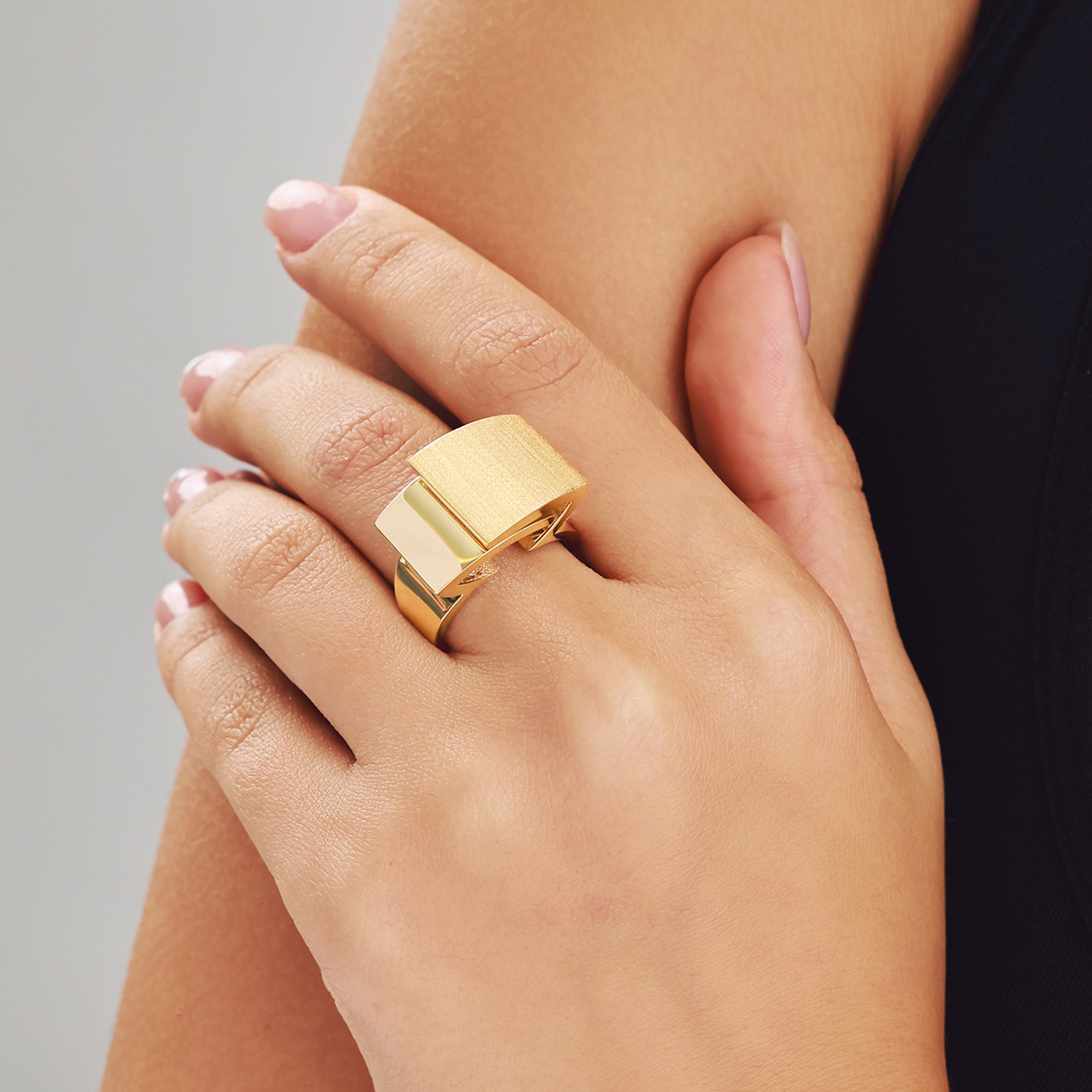 Vega 14 Ayar Altın Fırçalı Yüzeyli Yüzük